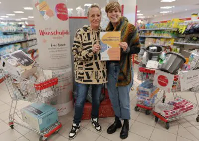 Birgit Messmer und Ines Pascke bei Übergabe von Spenden für das Geburtshaus
