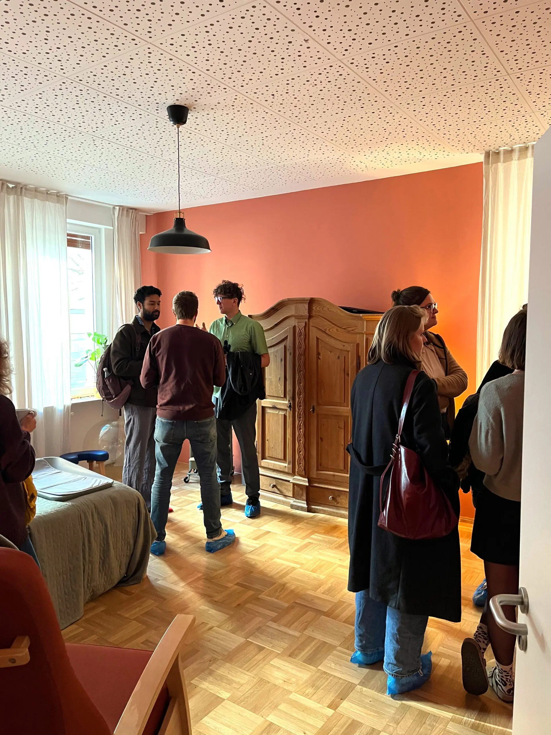 Besucher*innen im rosanen Geburtsraum an der Eröffnungsfeier des Geburtshauses Ulm