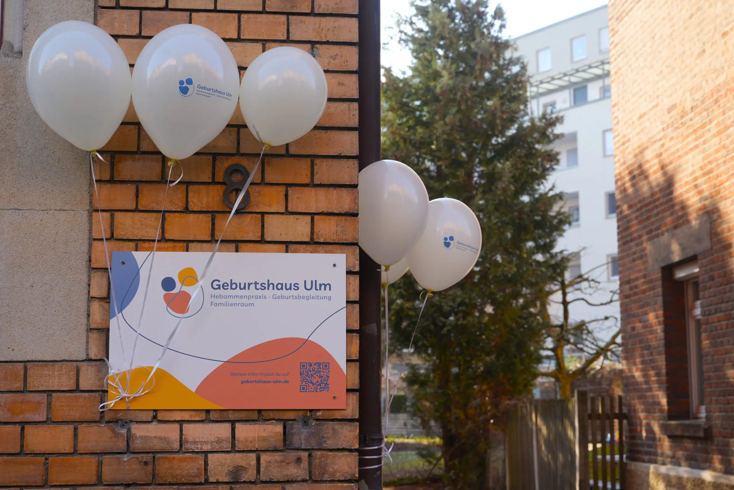 Außenschild mit Luftballons an der Eröffnungsfeier des Geburtshauses Ulm
