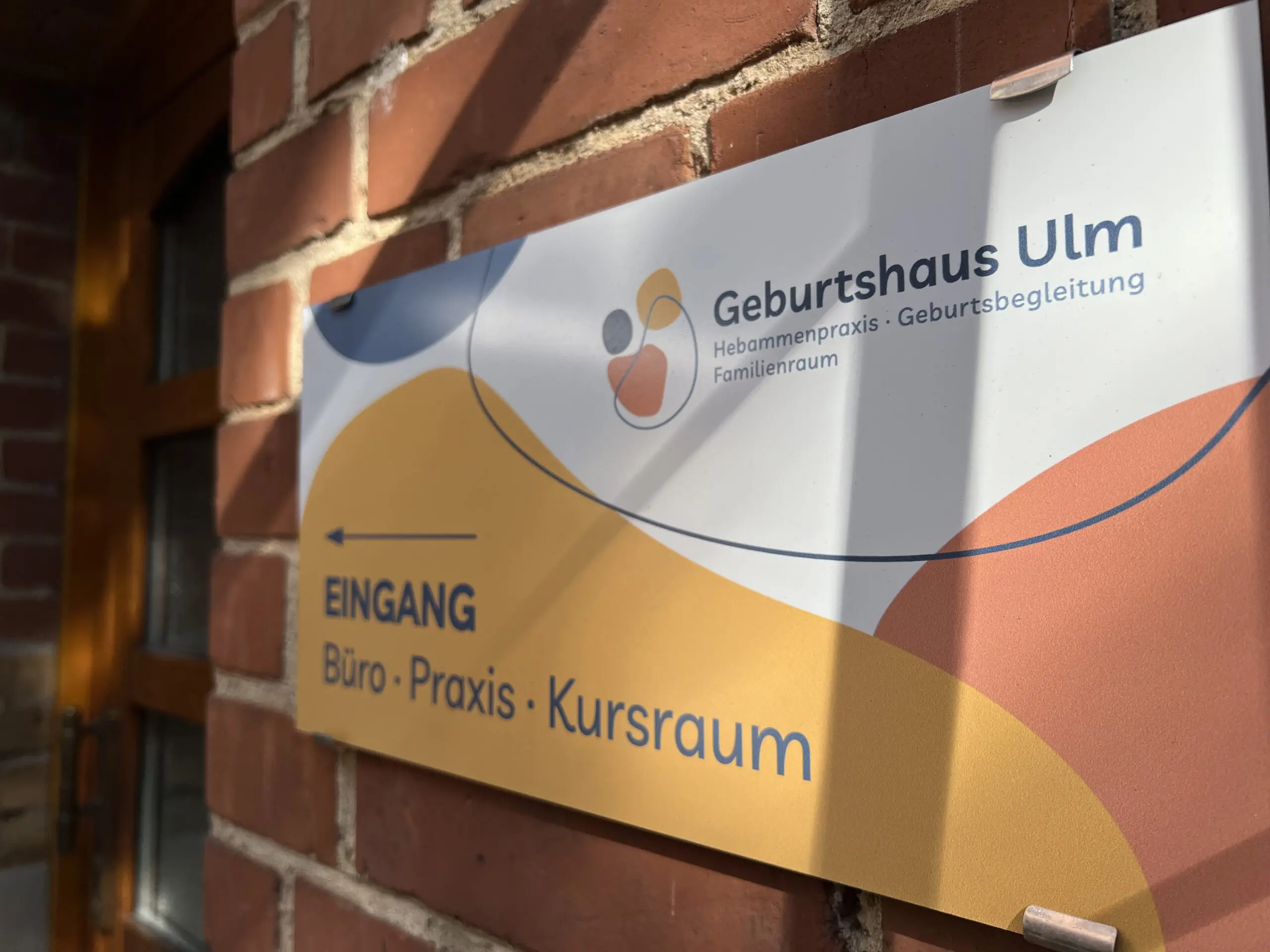 Schild mit Logo an der Fassade des Geburtshauses Ulm