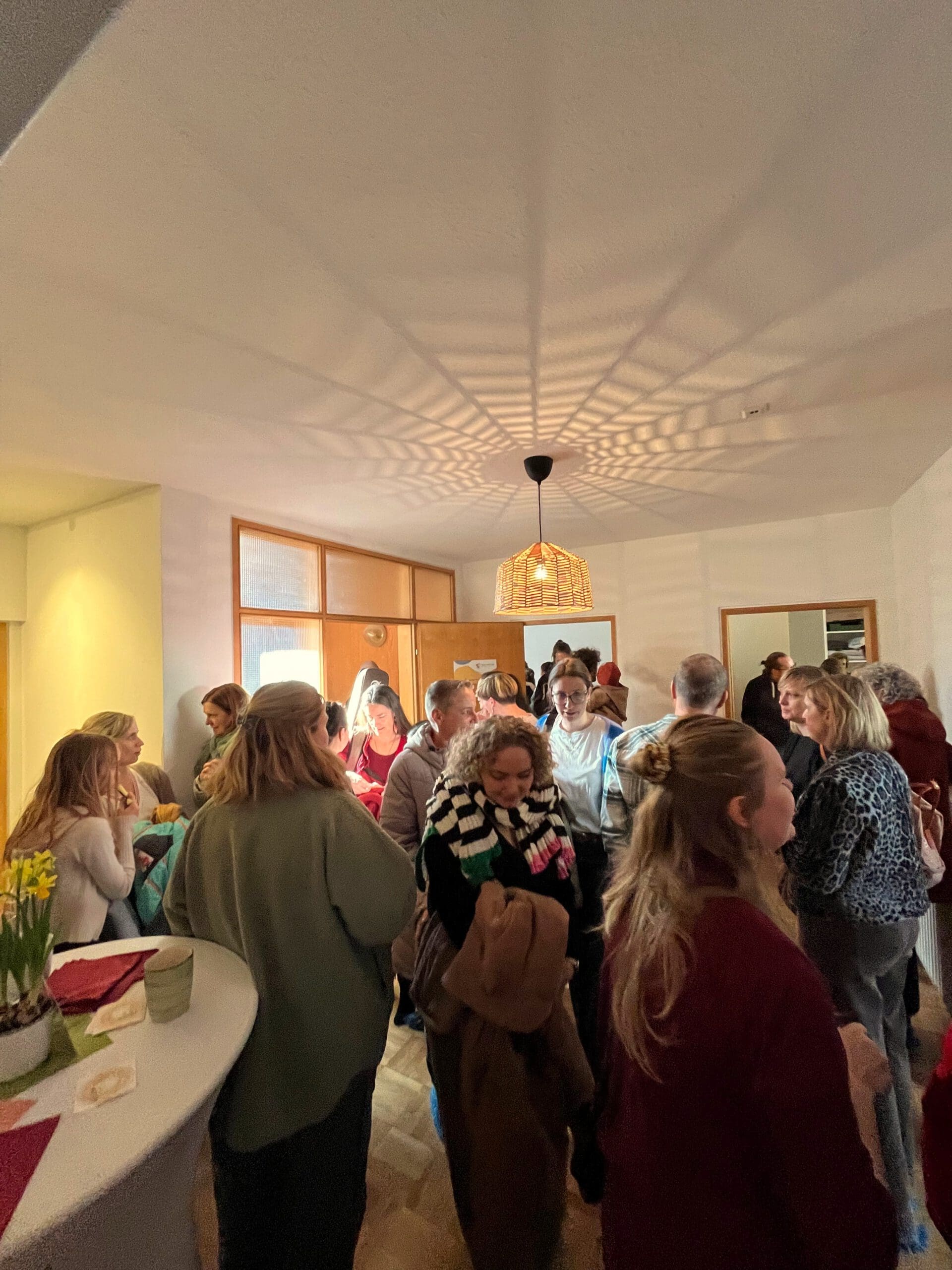 Besucher*innen an der Eröffnungsfeier des Geburtshauses Ulm
