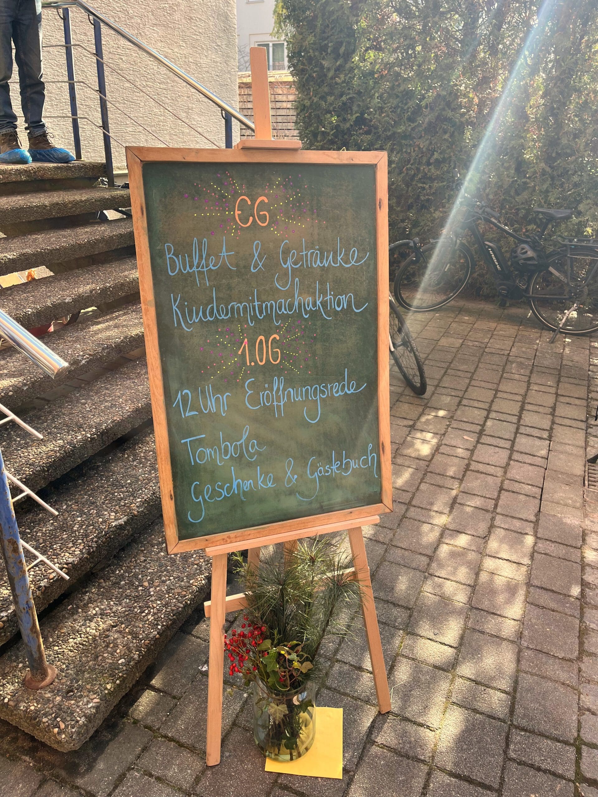 Willkommenschild an der Eröffnungsfeier des Geburtshauses Ulm